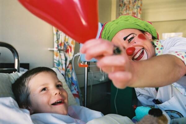 La Fondation Théodora s’occupe de rendre le sourire aux enfants qui passent beaucoup de temps à l’hôpital © Fondation Théodora