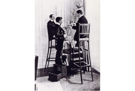 Afin de se familiariser à l’altitude, Alberto Santos-Dumont reçoit ses invités sur du mobilier surélevé. Vers 1900 Archives Cartier © Cartier