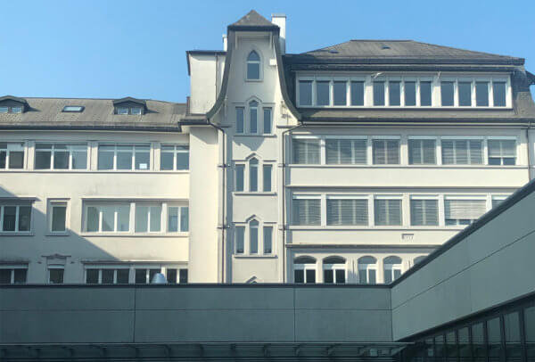 La manufacture Jaeger-LeCoultre a connu de nombreuses extensions au fil des ans. Sur la droite, le corps de bâtiment date de 1912.