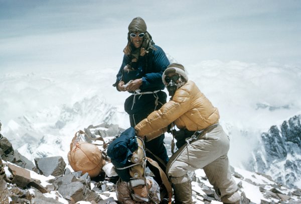 Sir Edmund Hillary et Tenzing Norgay escaladant le mont Everest en 1953.